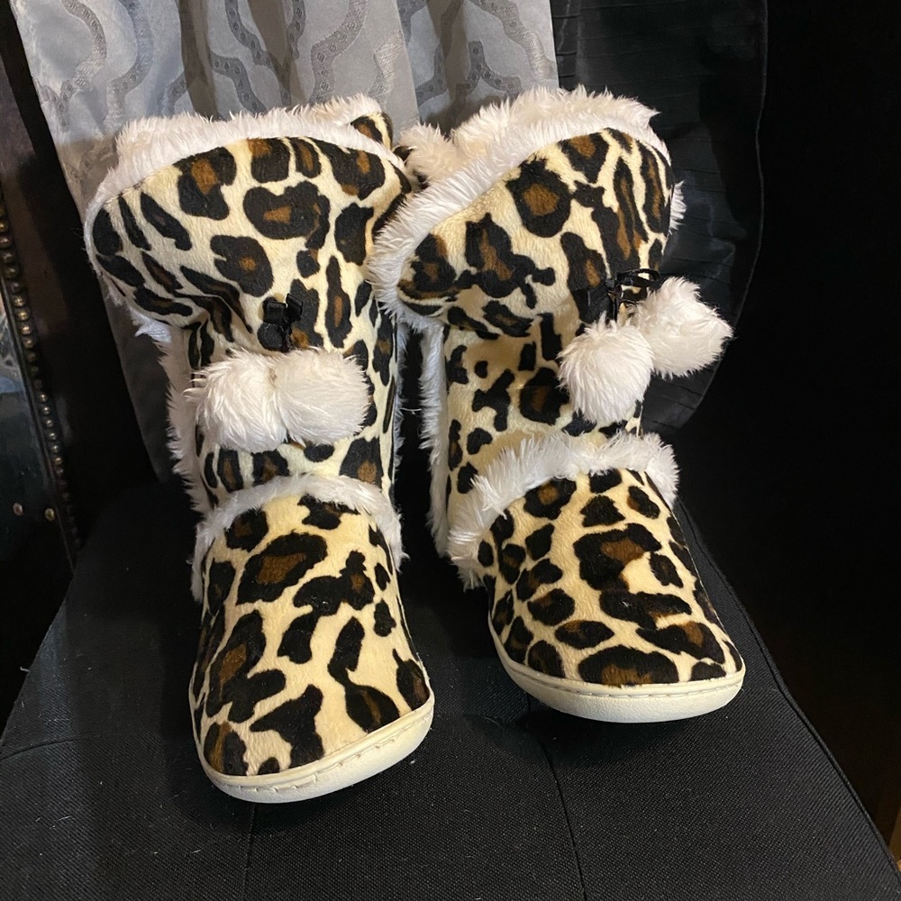 🎊 5 for $15 Giraffe 🦒 print boot slippers